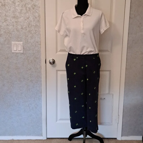 Briggs New York Size 12 cropped pants with small green frogs and White Button Do - Picture 3 of 8